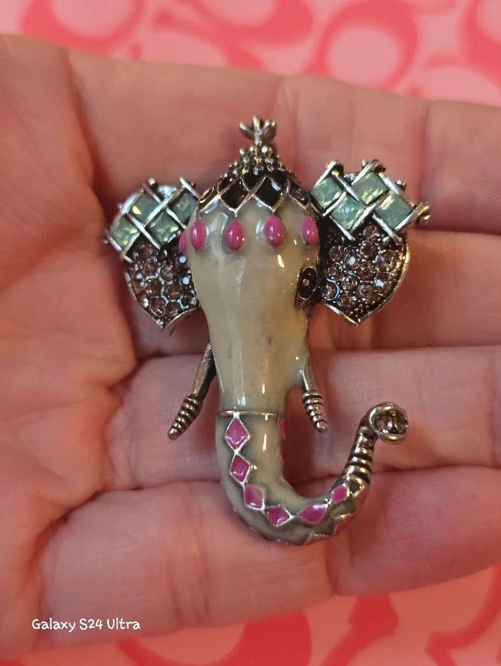 Beautiful Elephant Brooch NEW
